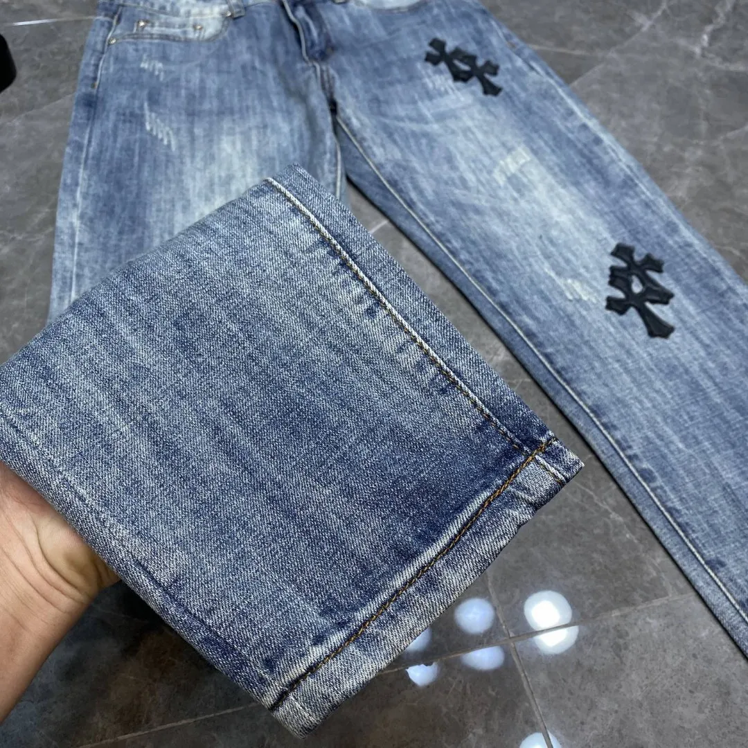 P256 Chrome Hearts🌸Jeans are here🌸 Classic version series, versatile style, exclusive custom-woven and dyed 100% pure cotton high-weight denim fabric, high-tech washing! After the pants are finished, do heavy enzyme stone washing and rinsing! ✨Heavy leather embroidery➕denim cat whiskers✨Original hardware mold opening! Carrying various craft elements, this season’s most classic denim trousers! Suitable for all kinds of outfits and can be worn in all seasons. Recommended color: dyed denim blue. Code numbers: S, M, L, XL